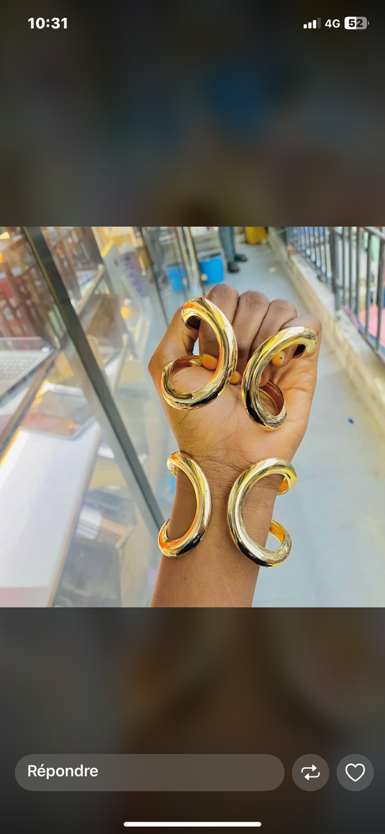 Bracelets et bagues dorées tendance