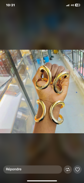 Bracelets et bagues dorées tendance