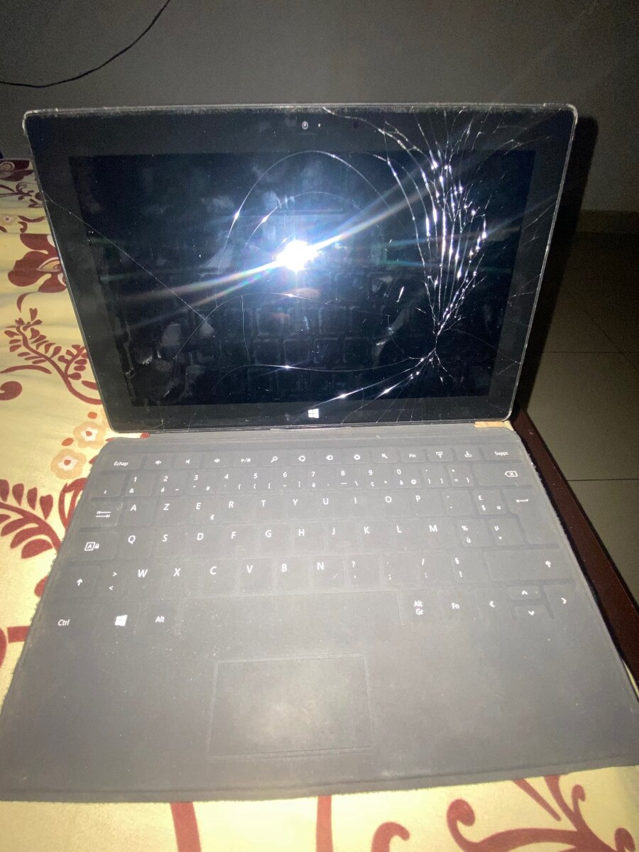 Tablette portable écran fissuré