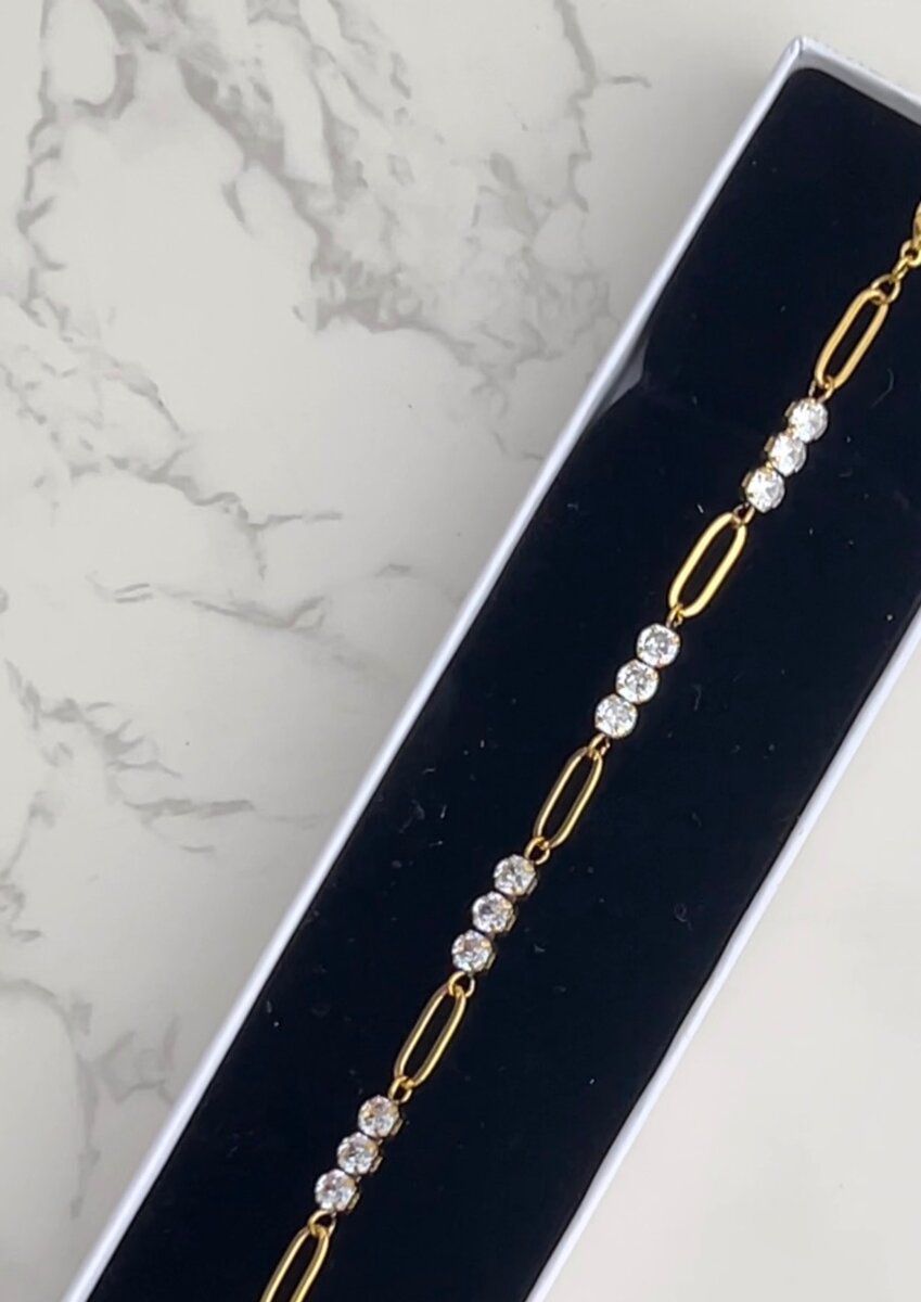 Bracelet doré avec cristaux