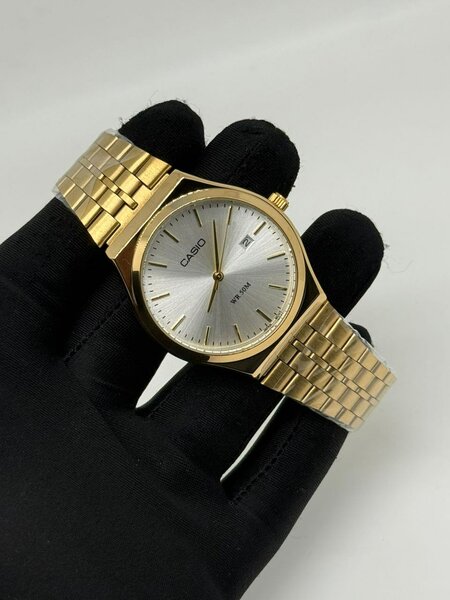 Montre élégante Casio dorée