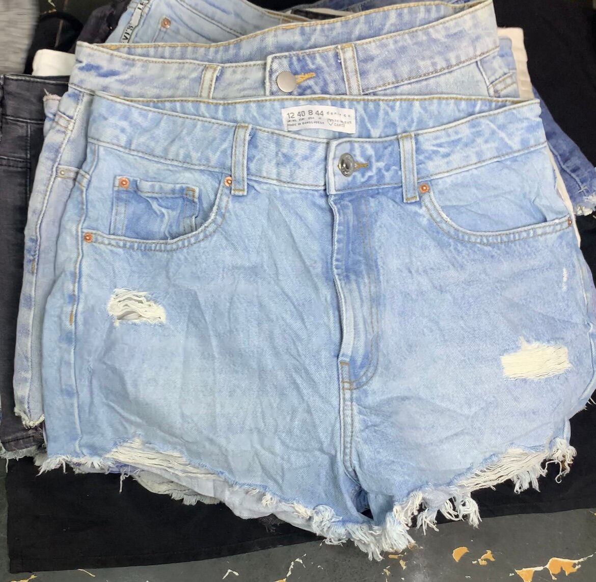 Shorts en denim à fleurs
