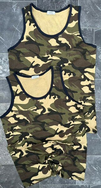 Débardeurs camouflage et rayés