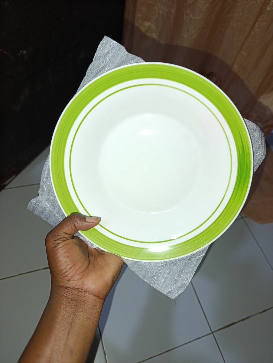 Assiettes en céramique colorée