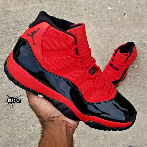 Chaussures de sport rouges et noires