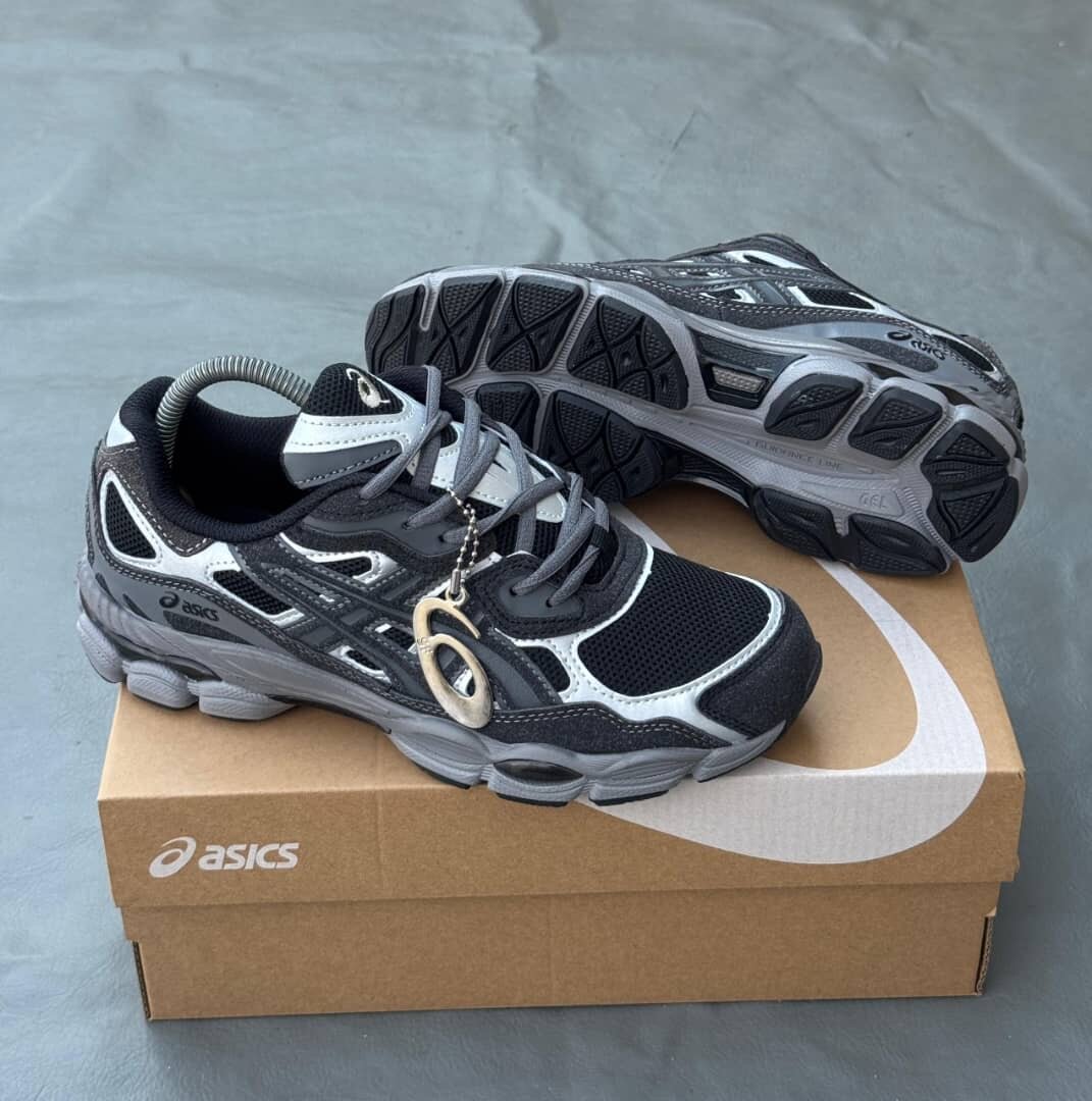 Chaussures de running Asics gris