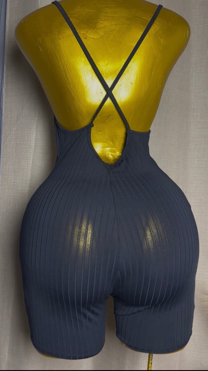 Combinaison moulante à bretelles