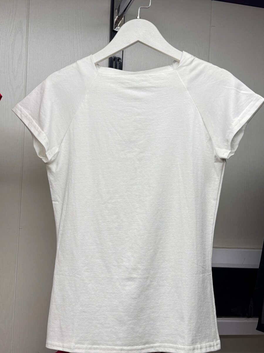 Приталенная белая футболка