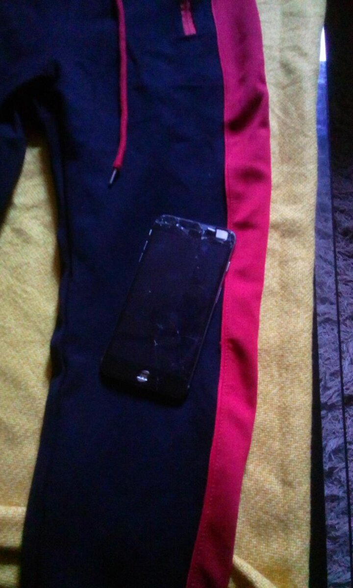 Pantalon de sport rouge et noir