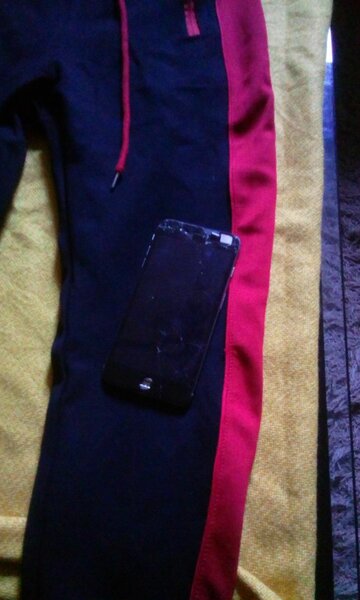 Pantalon de sport rouge et noir