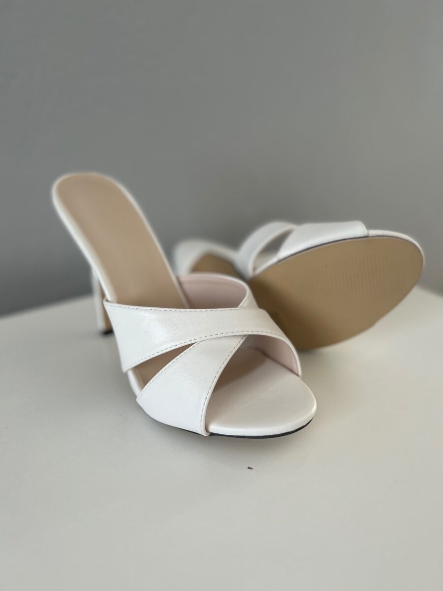 High heeled slippers