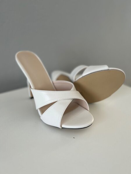 High heeled slippers