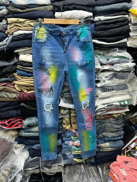 Jeans déchirés graffiti tendance