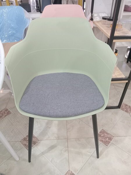 Chaise moderne en plastique