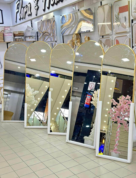 Miroir sur pied élégant