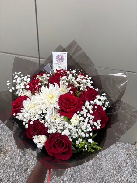 Bouquet de roses et fleurs blanches