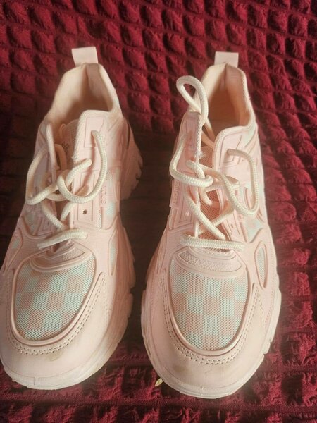 Ladies pink sneaker