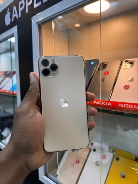 iPhone 11pro max 64go quasi neuf