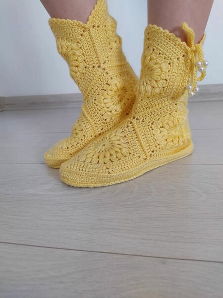 Домашние вязанные сапожки женские
