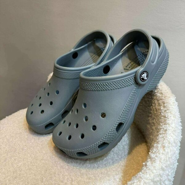 Crocs gris