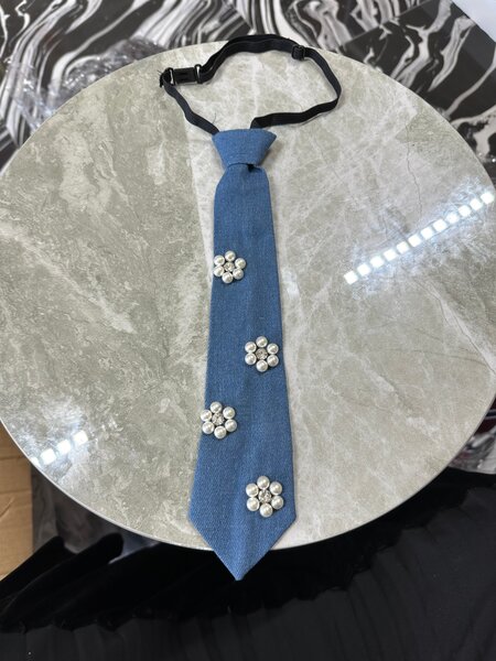 Cravate jeans ornée de perles