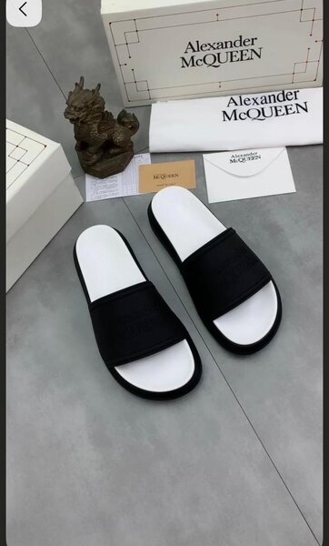 Tongs Alexander McQueen élégantes