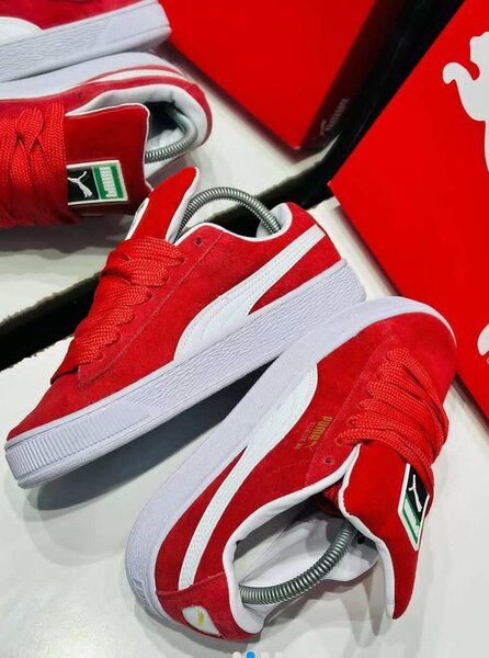 Baskets rouges en daim tendance