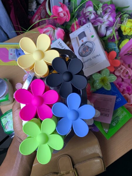 Pince à cheveux fleur colorée