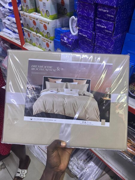 Parure de lit beige luxueuse