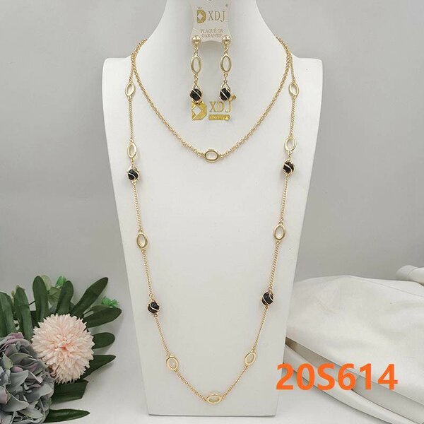 Set de bijoux dorés élégants