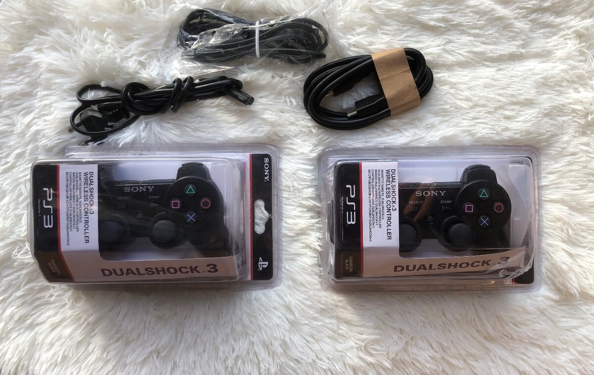 ps3 slim très propre avec 20 jeux et 2 manettes