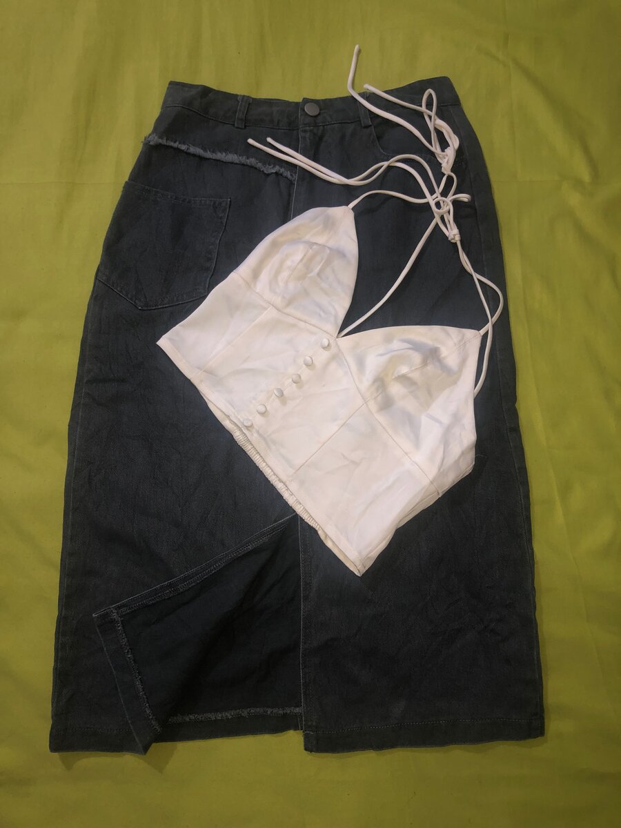 Jupe en jean et top blanc