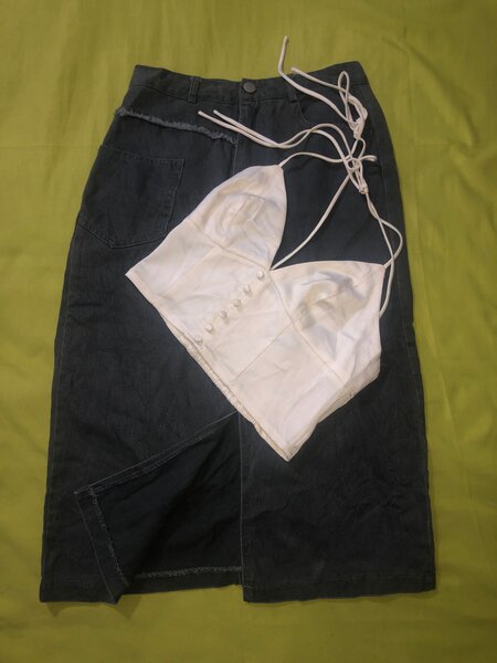 Jupe en jean et top blanc