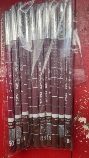 12 crayons à lèvres à 2500f