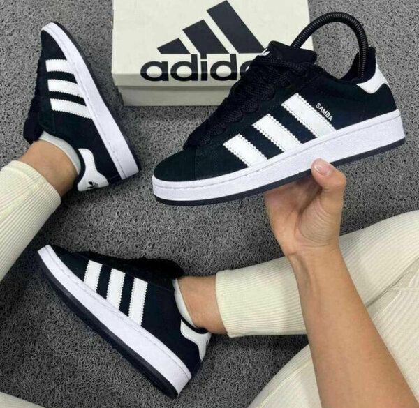 Chaussures Adidas blanches et noires