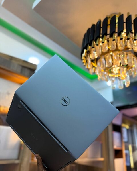 2022 DELL XPS 13 ️️CORE I7 512