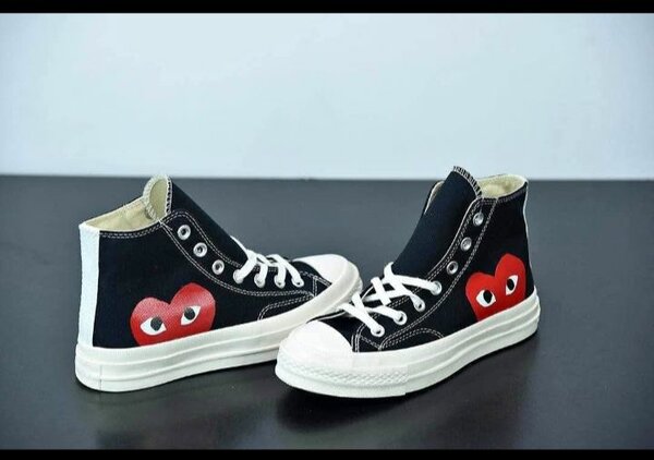 Baskets noires avec cœur rouge