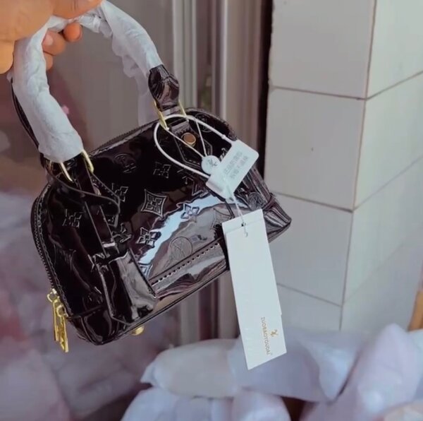 Sac à main verni noir élégant