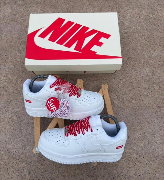 Chaussures Nike blanches Supreme