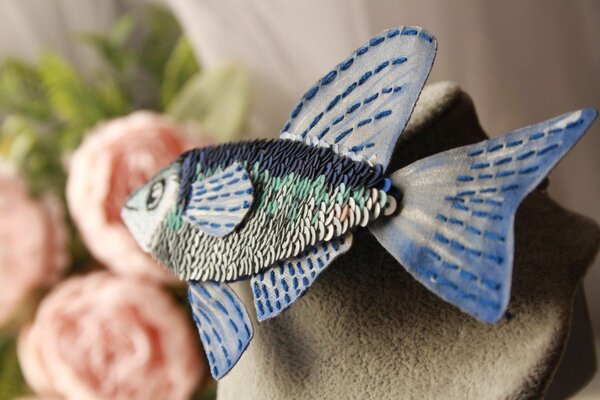 Брошь рыбка.