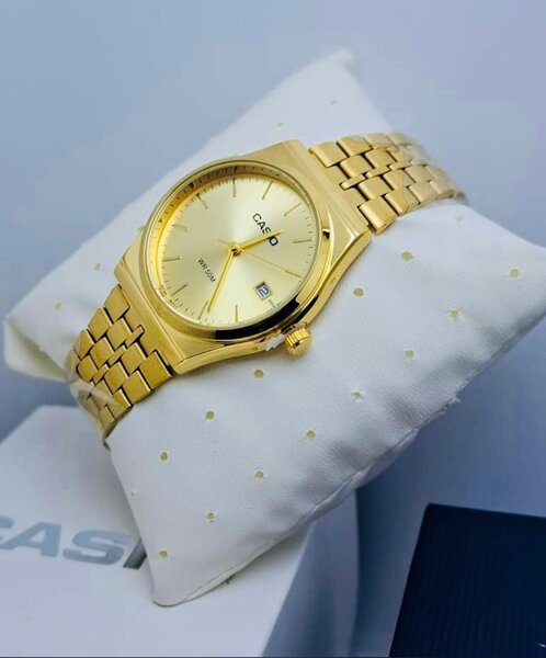 Montre dorée Casio élégante
