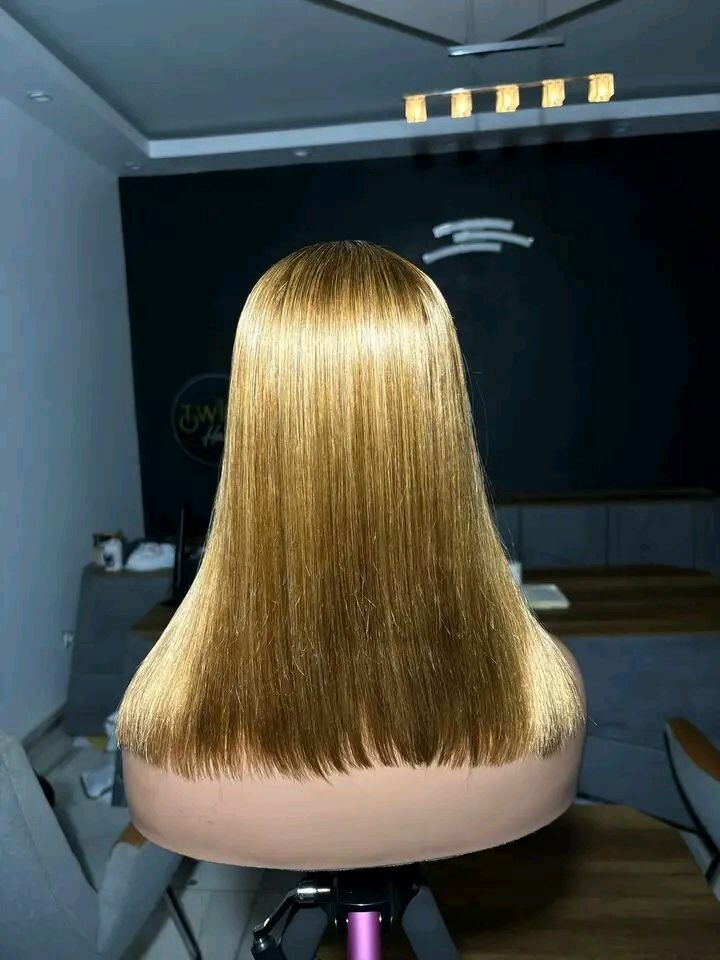 Perruque en cheveux lisses