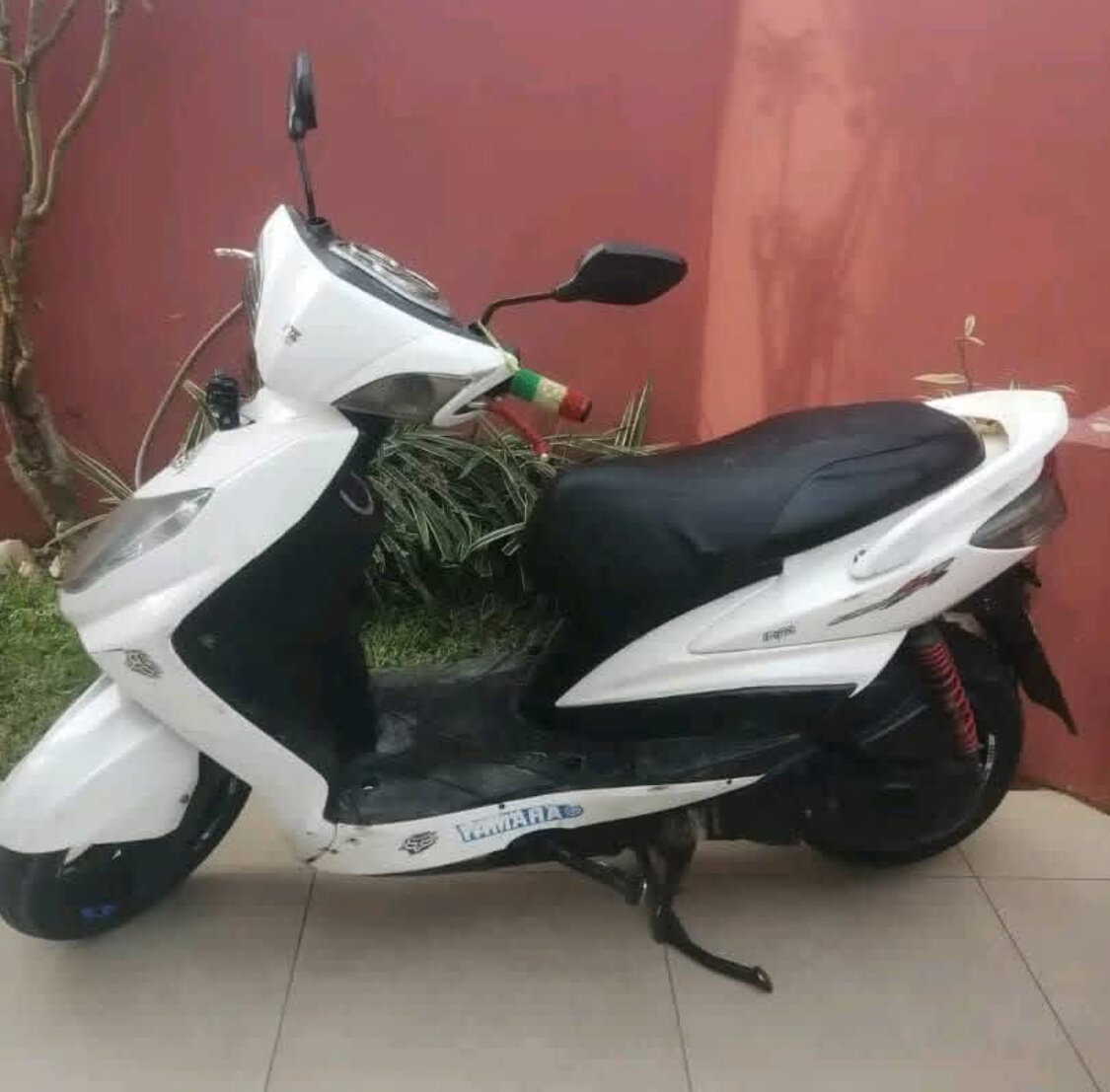Scooter blanc sportif