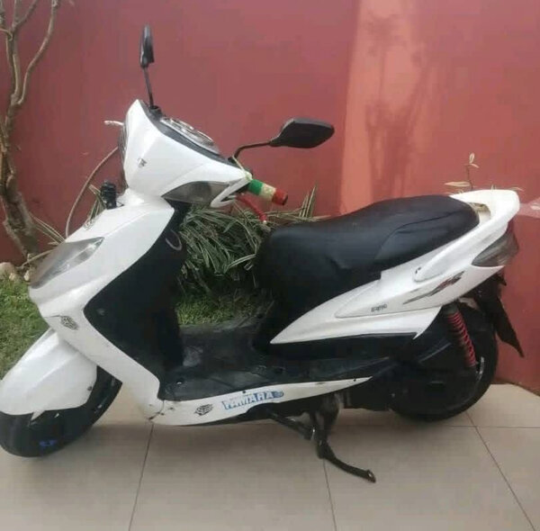 Scooter blanc sportif