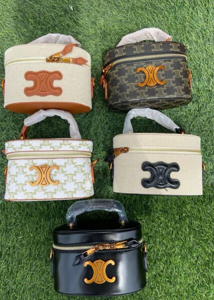 Sac à main et sandales élégants