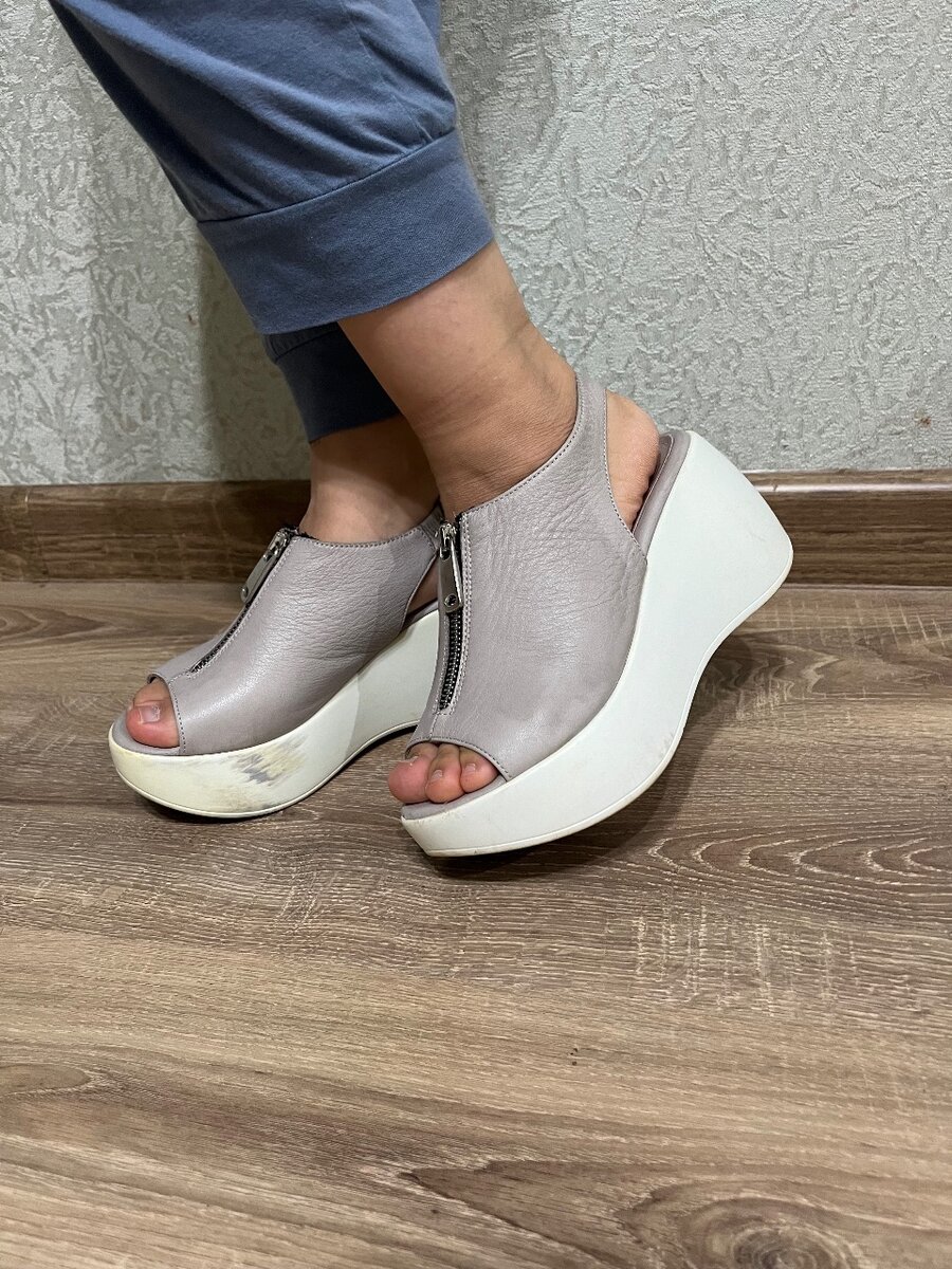 Серые босоножки на платформе