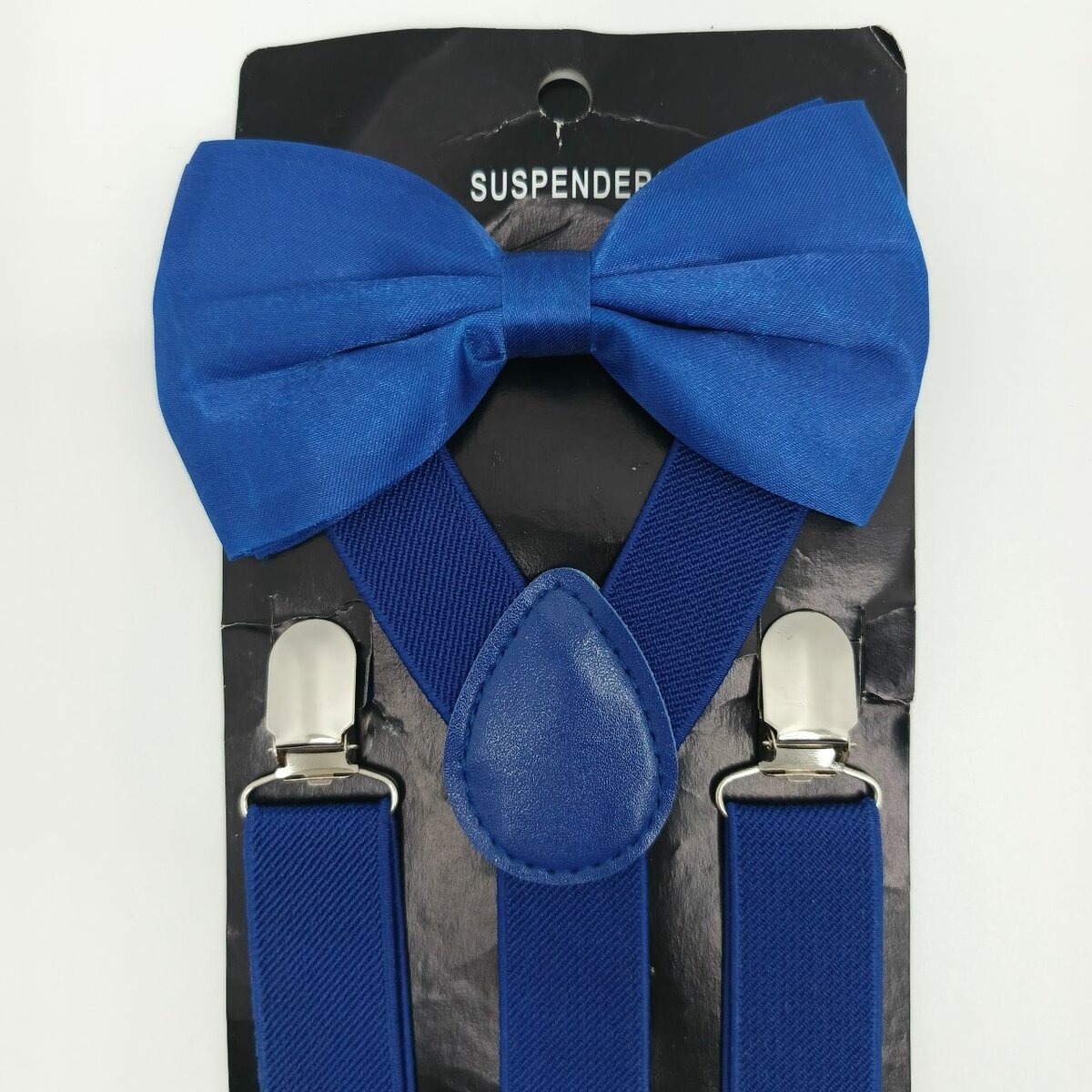 Bretelles et nœud papillon bleus