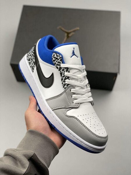 baskets de différentes couleurs