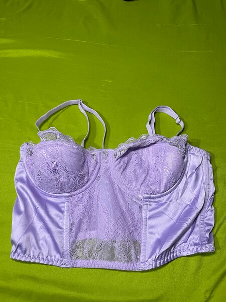 Corset en dentelle violet