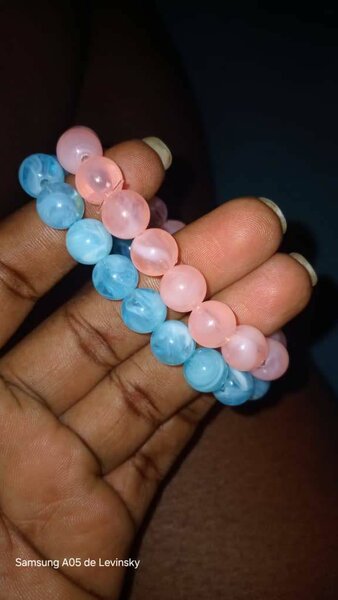 Bracelets en perles roses et bleues